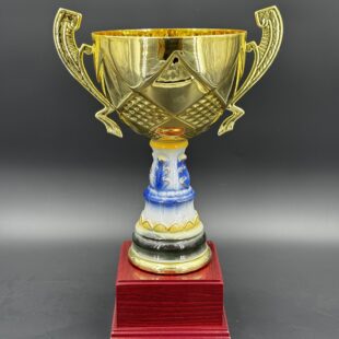 Keraamilise jalaga karikas